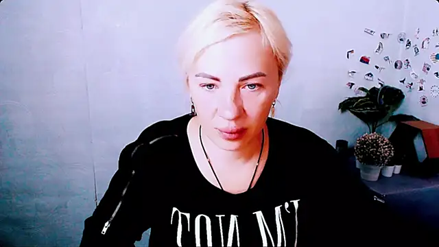 Snapshot of EmmaCat_ chatting on June 1, 2026, 4:14 am EmmaCat online show from June 1, 2026, 4:14 am