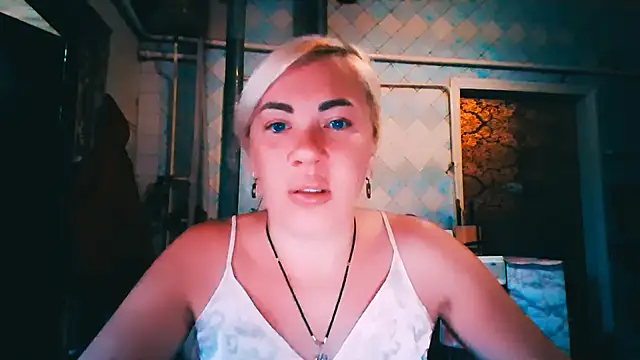 Snapshot of EmmaCat_ chatting on June 17, 2026, 4:15 am EmmaCat online show from June 17, 2026, 4:15 am