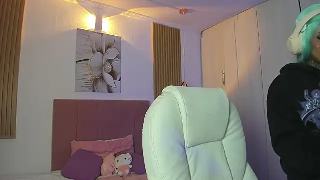 Snapshot of KoraRousee chatting on October 2, 2025, 12:56 pm KoraRousee online show from October 2, 2025, 12:56 pm