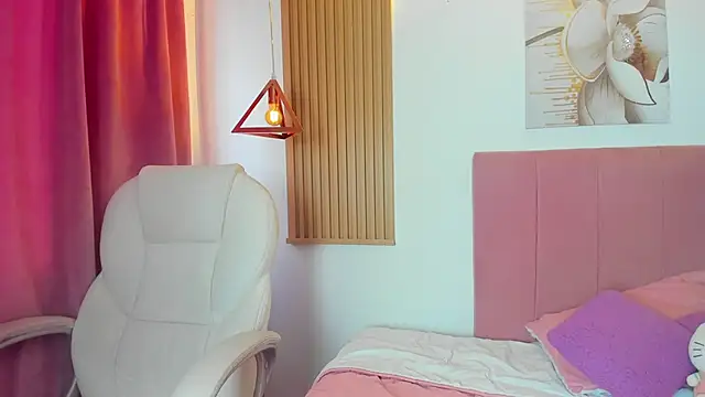 Snapshot of KoraRousee chatting on October 10, 2025, 12:59 pm KoraRousee online show from October 10, 2025, 12:59 pm