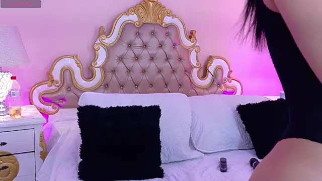 AryCorinne online show from June 24, 2026, 3:27 am