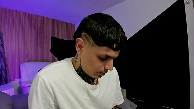 Declan-Fox online show from September 25, 2025, 3:32 am