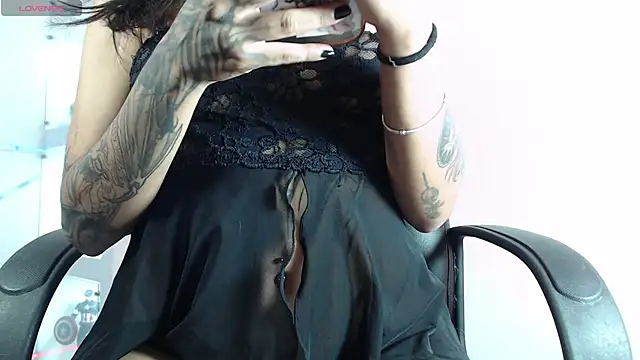 Snapshot of MavisManson chatting on October 23, 2025, 8:18 pm MavisManson online show from October 23, 2025, 8:18 pm