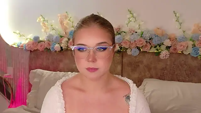 Lilith Bonheur online show from April 25, 2026, 11:13 pm
