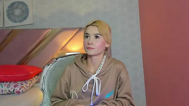 ChloeLaurentt online show from January 10, 2026, 1:24 pm