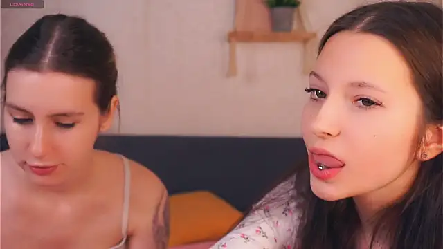 GabrielleLynchard online show from November 23, 2025, 7:35 pm