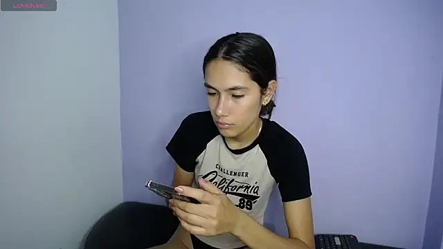 Snapshot of Amber_Miiller2 chatting on April 6, 2026, 8:54 pm Amber Miiller2 online show from April 6, 2026, 8:54 pm