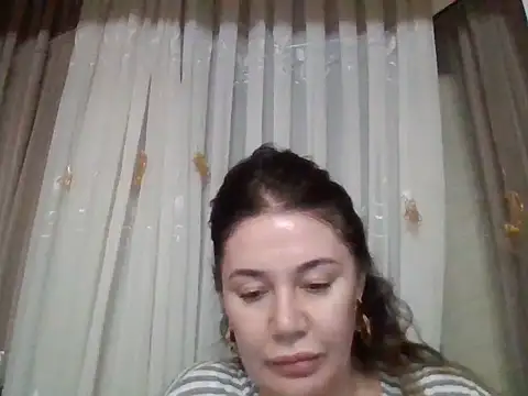 Snapshot of Lomivah chatting on October 24, 2025, 4:25 pm Lomivah online show from October 24, 2025, 4:25 pm