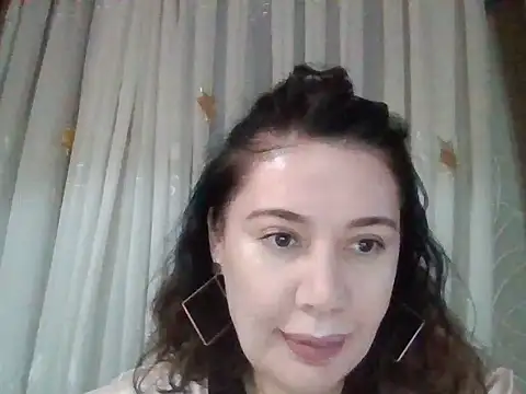 Snapshot of Lomivah chatting on November 6, 2025, 4:52 pm Lomivah online show from November 6, 2025, 4:52 pm