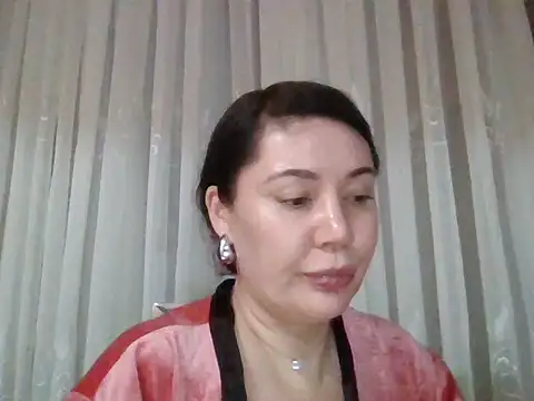 Snapshot of Lomivah chatting on December 4, 2025, 5:32 pm Lomivah online show from December 4, 2025, 5:32 pm