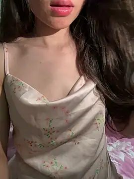 Snapshot of Bella_sexy98 chatting on May 18, 2026, 3:07 pm Bella sexy98 online show from May 18, 2026, 3:07 pm