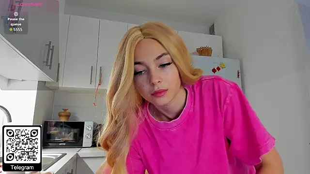 Snapshot of KristenHarrington chatting on December 14, 2025, 10:31 am KristenHarrington online show from December 14, 2025, 10:31 am