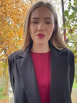 Snapshot of MilaMoone chatting on October 24, 2025, 11:06 am MilaMoone online show from October 24, 2025, 11:06 am