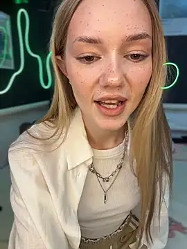 MilaMoone online show from May 2, 2026, 11:15 am