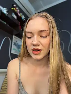 Snapshot of MilaMoone chatting on June 12, 2026, 11:20 am MilaMoone online show from June 12, 2026, 11:20 am