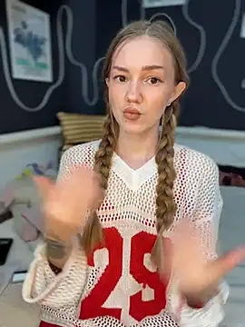Snapshot of MilaMoone chatting on June 14, 2026, 12:07 pm MilaMoone online show from June 14, 2026, 12:07 pm