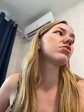 Snapshot of MilaMoone chatting on August 2, 2026, 11:19 am MilaMoone online show from August 2, 2026, 11:19 am