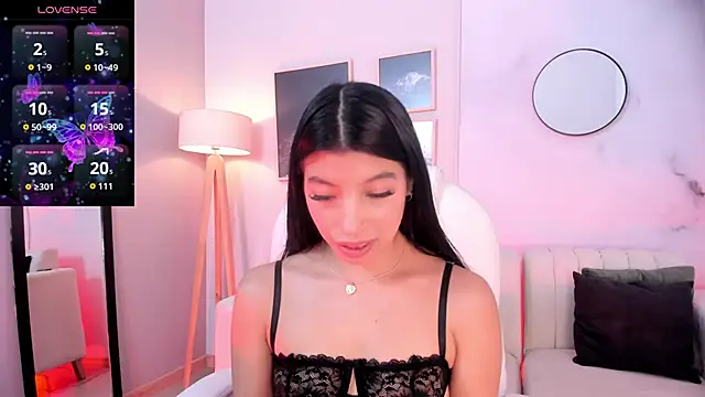 Snapshot of Tiffany_Low chatting on October 30, 2025, 1:23 pm Tiffany Low online show from October 30, 2025, 1:23 pm