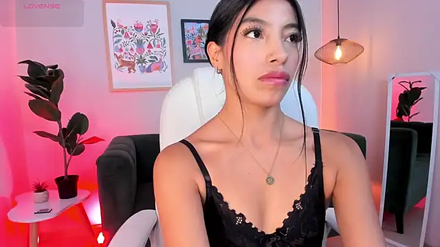 Snapshot of Tiffany_Low chatting on June 19, 2026, 5:28 pm Tiffany Low online show from June 19, 2026, 5:28 pm