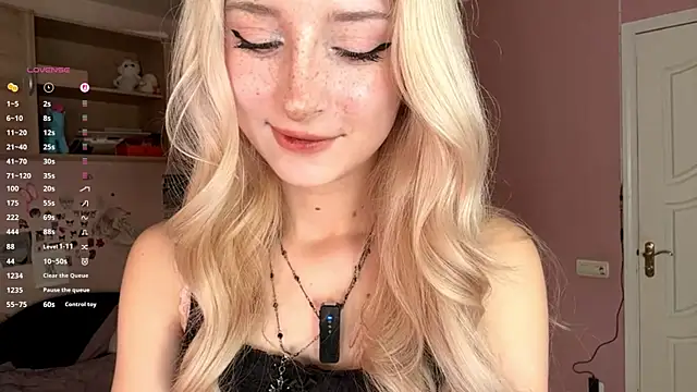 Snapshot of FridaAaberg chatting on November 14, 2025, 7:07 am FridaAaberg online show from November 14, 2025, 7:07 am