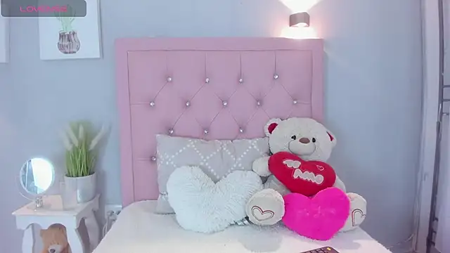 Snapshot of InnocentVibes chatting on October 7, 2025, 8:17 pm InnocentVibes online show from October 7, 2025, 8:17 pm