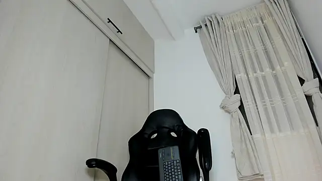 Snapshot of Biscuit_oliva chatting on June 11, 2026, 12:32 am Biscuit oliva online show from June 11, 2026, 12:32 am