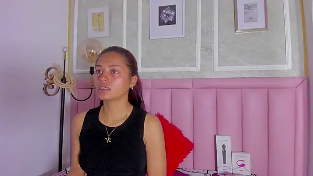 HoollyHendrix online show from February 5, 2026, 8:02 pm