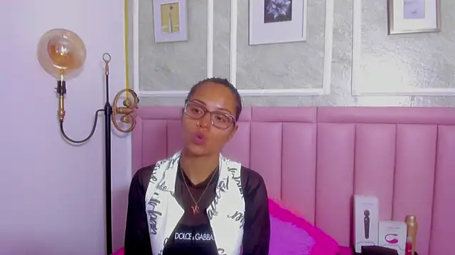 HoollyHendrix online show from March 10, 2026, 12:43 pm