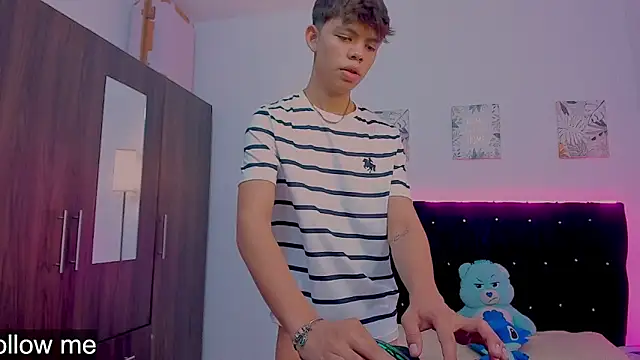 Snapshot of Zacktorres_ chatting on November 16, 2025, 10:48 pm Zacktorres online show from November 16, 2025, 10:48 pm