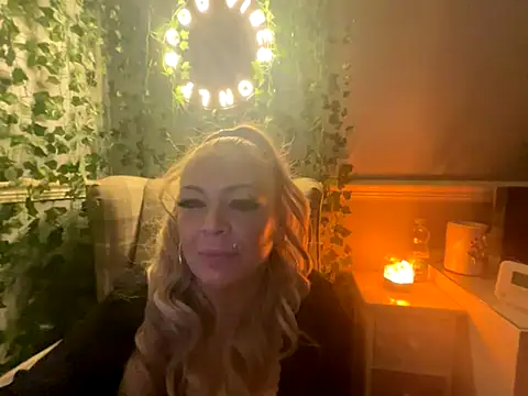 Snapshot of BonnyDesire chatting on November 23, 2025, 7:35 pm BonnyDesire online show from November 23, 2025, 7:35 pm