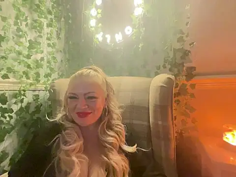 Snapshot of BonnyDesire chatting on November 25, 2025, 5:57 pm BonnyDesire online show from November 25, 2025, 5:57 pm