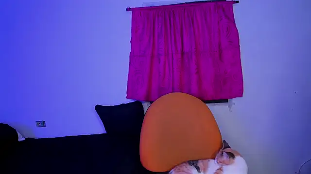 Snapshot of Shairaclark_ chatting on October 8, 2025, 10:18 pm Shairaclark online show from October 8, 2025, 10:18 pm