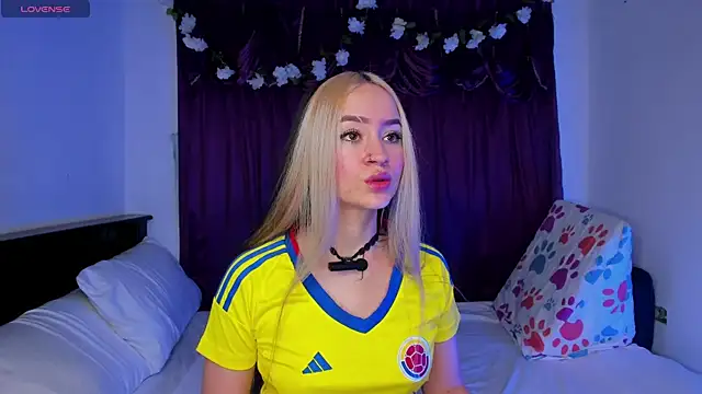 Shairaclark  online show from June 18, 2026, 2:23 am