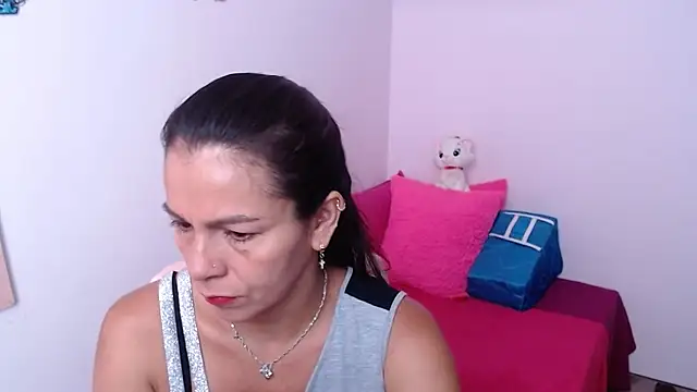 camilavargas  online show from April 9, 2026, 3:39 pm