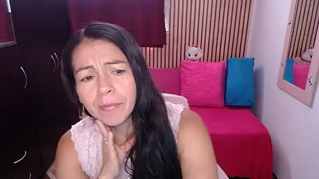 camilavargas  online show from April 14, 2026, 4:13 pm
