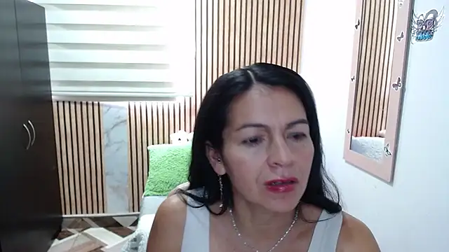 camilavargas  online show from April 28, 2026, 3:17 pm