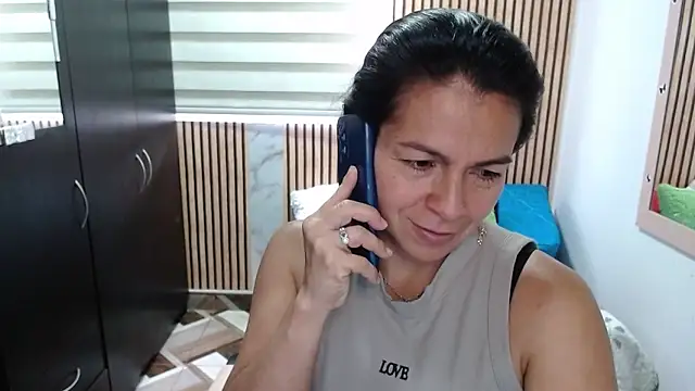 camilavargas  online show from May 4, 2026, 9:33 pm