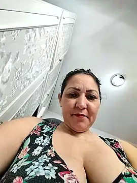 Lunita86 online show from May 10, 2026, 3:06 pm