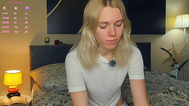 Snapshot of DianeHonnette chatting on August 3, 2026, 7:17 pm DianeHonnette online show from August 3, 2026, 7:17 pm