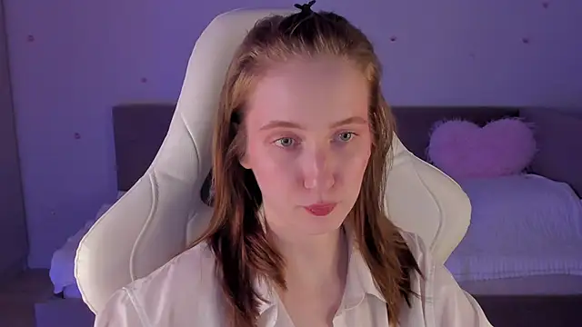 Snapshot of CrystalSoul_ chatting on November 5, 2025, 10:54 pm CrystalSoul online show from November 5, 2025, 10:54 pm