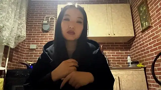 Snapshot of EmmaLeexth chatting on November 16, 2025, 1:28 pm EmmaLeexth online show from November 16, 2025, 1:28 pm