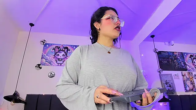 SabrinaV  online show from May 4, 2026, 11:28 am