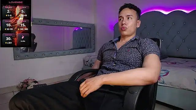 Snapshot of Andrew_Thomas_ chatting on November 12, 2025, 2:34 am Andrew Thomas online show from November 12, 2025, 2:34 am