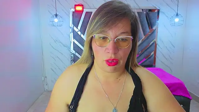 MaylinRosse  online show from May 20, 2026, 6:58 pm