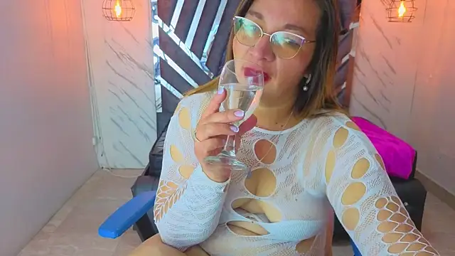 MaylinRosse  online show from June 18, 2026, 6:45 pm