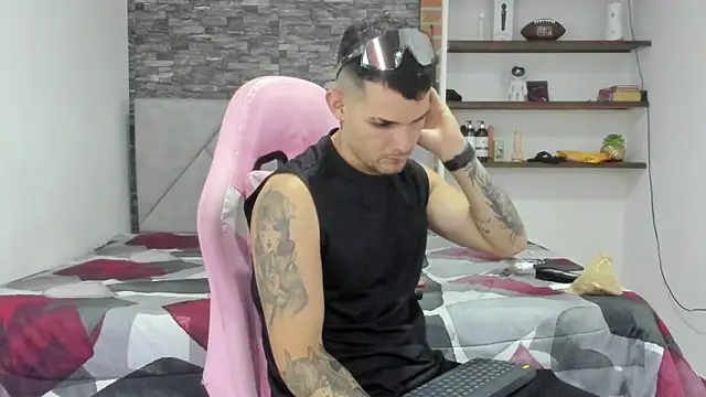 BooyHott  online show from February 12, 2026, 7:20 pm