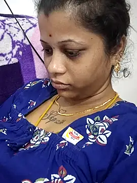 sweetqueen143 online show from April 24, 2026, 3:53 am