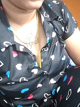 sweetqueen143 online show from May 4, 2026, 4:52 am