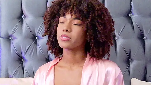 Snapshot of Stellaciel_ chatting on November 5, 2025, 10:43 pm Stellaciel online show from November 5, 2025, 10:43 pm