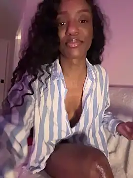 Snapshot of LoveDreaux chatting on May 1, 2026, 3:44 am LoveDreaux online show from May 1, 2026, 3:44 am